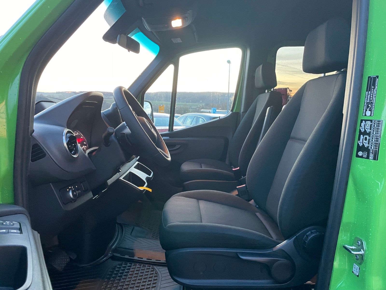 Fahrzeugabbildung Mercedes-Benz Sprinter 317 CDI DoKa 3665 9G Klima AHK3,5to