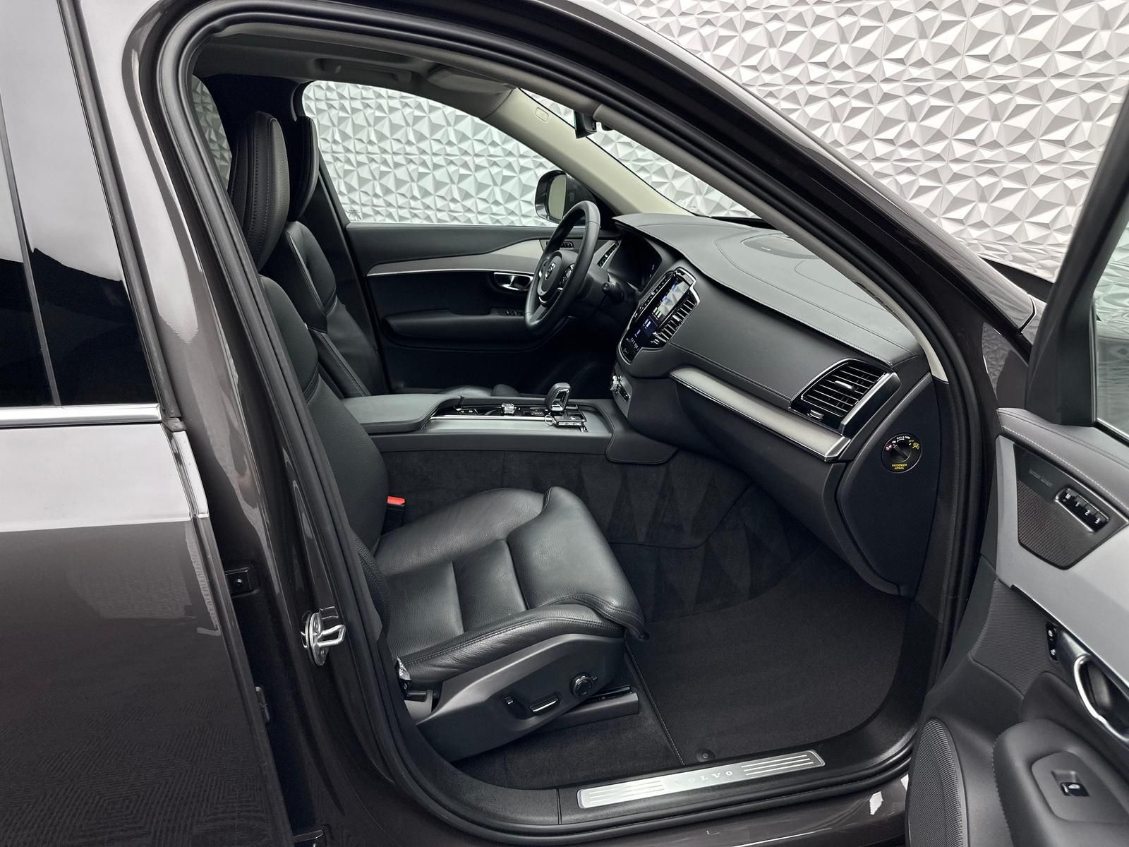 Fahrzeugabbildung Volvo XC90 B5PLUS BRIGHT/AWD/STDHZ/PANO/H&K/ACC/360°