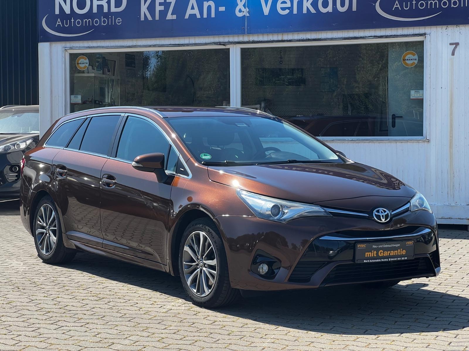 Toyota Avensis 2015 — interior