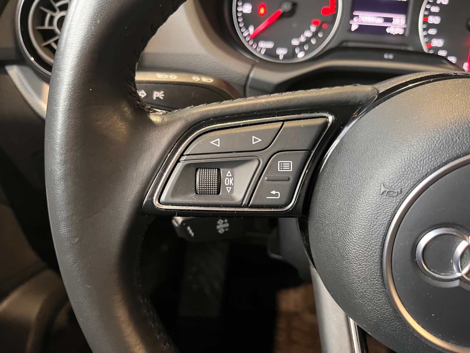 Fahrzeugabbildung Audi Q2 design AHK LED NAV PDC ALU