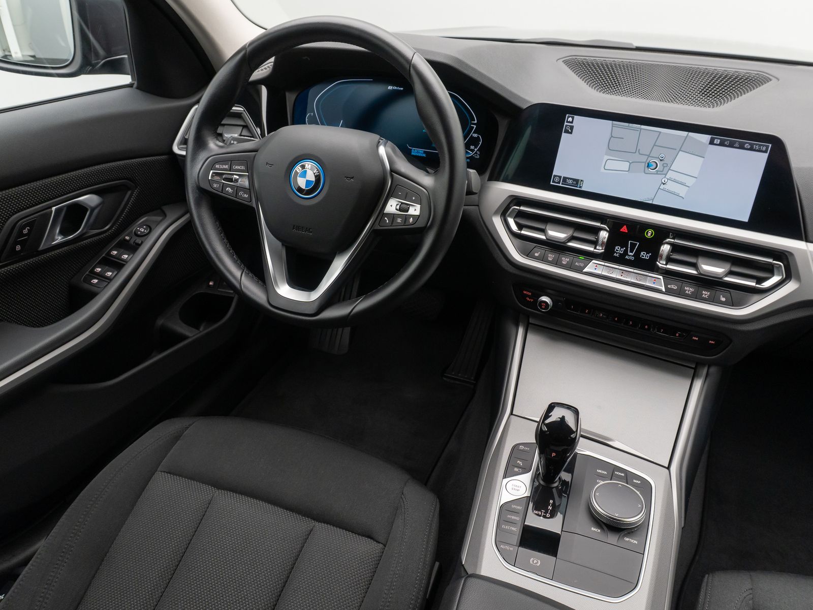 Fahrzeugabbildung BMW 320e DAB CockPitPro Lordos PDC Stop&Go Alarm LED