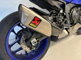 Yamaha YZF-R1 RN65 +AKRA+INDIVIDUALLACK+ - YAMAHA BLAU R6