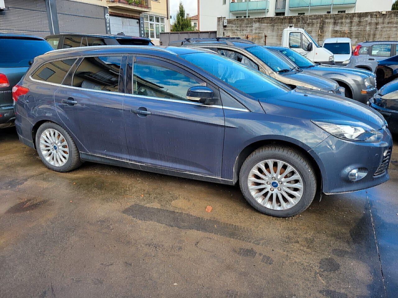 Ford Focus 2012 — interior