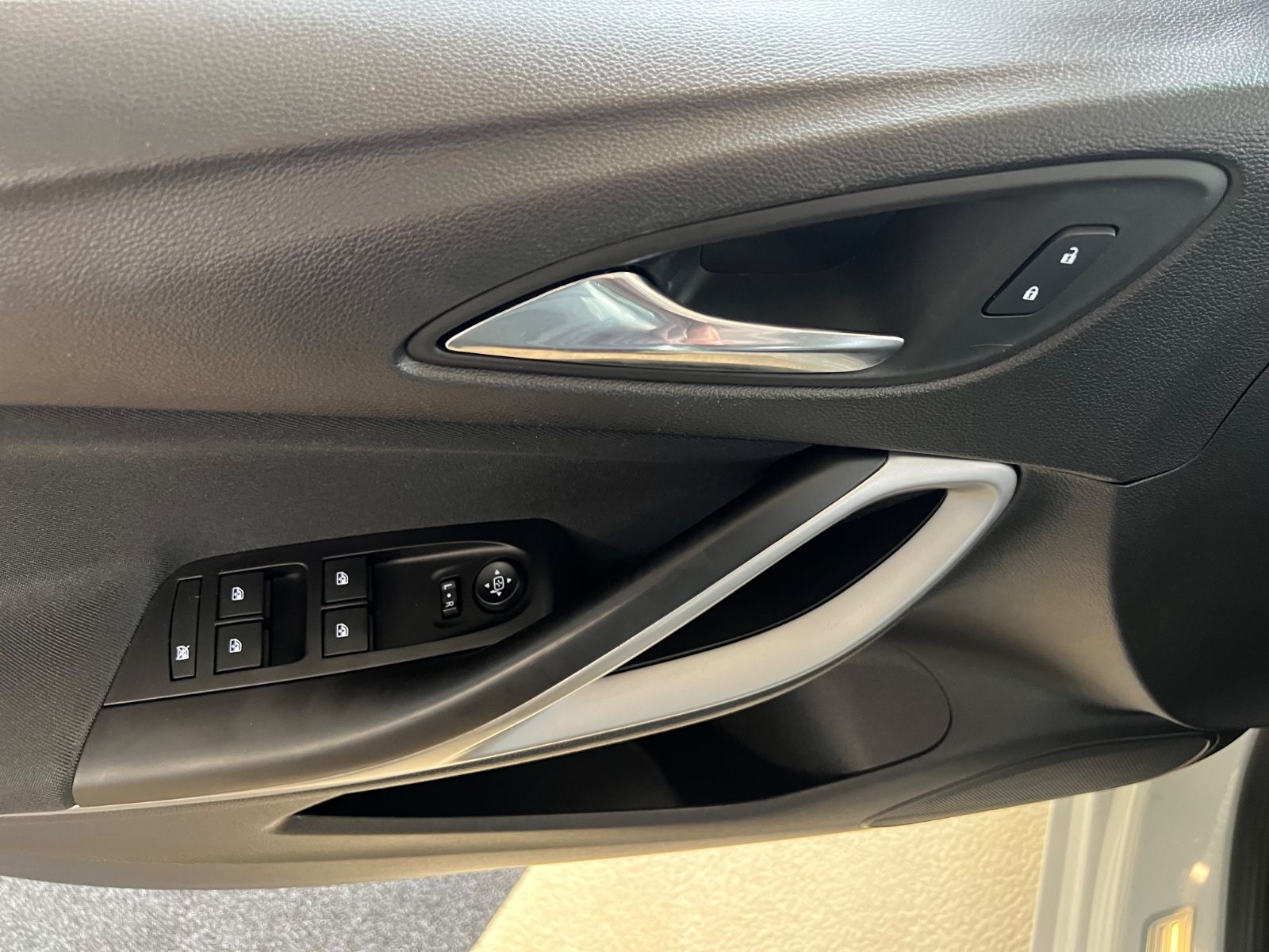Fahrzeugabbildung Opel Astra K Lim. 5-trg. Active Start/Stop
