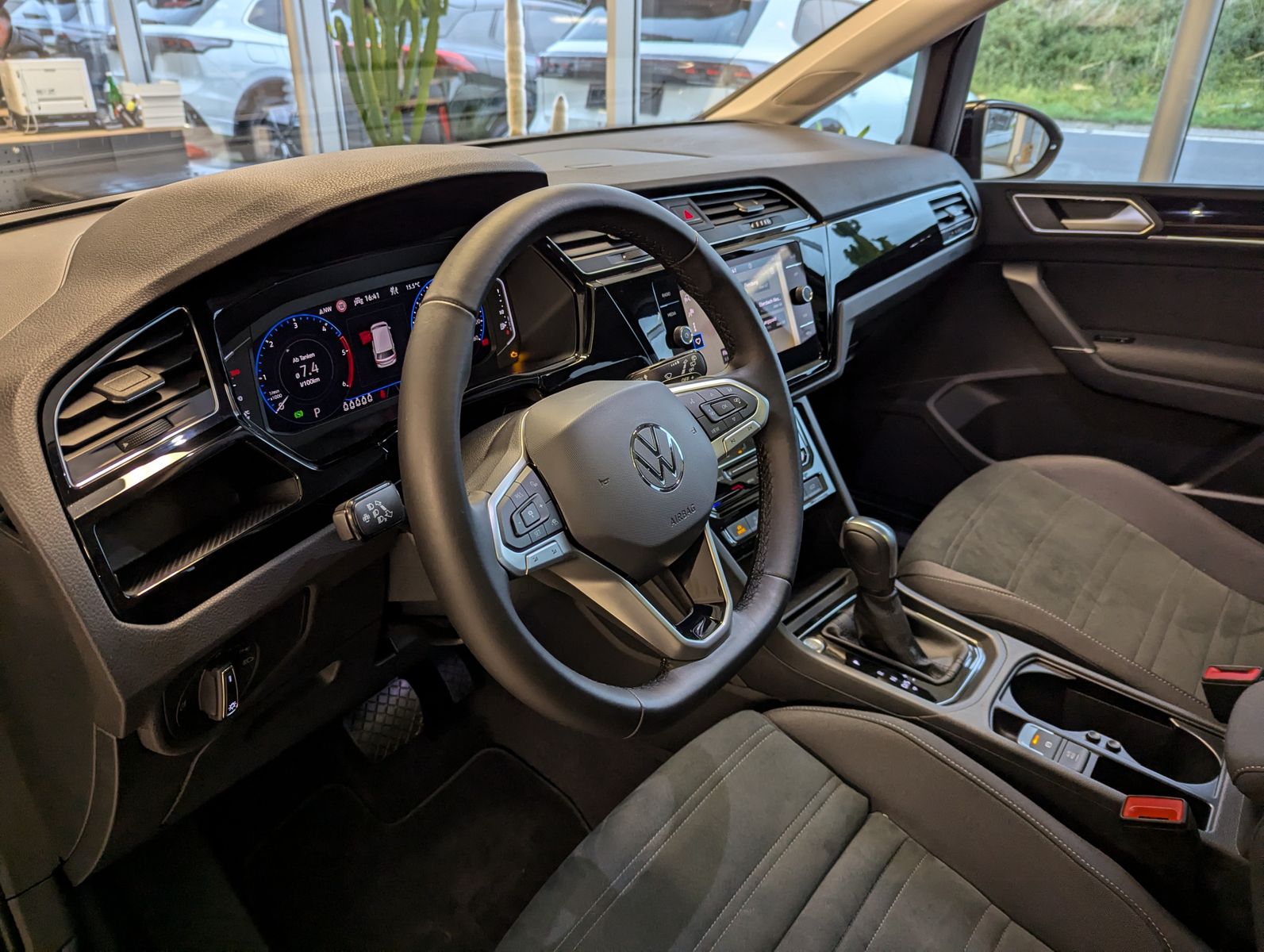 VW Touran 2.0 DSG R-Line High. Pano 7-Si IQ.Dri AHK - Image 27