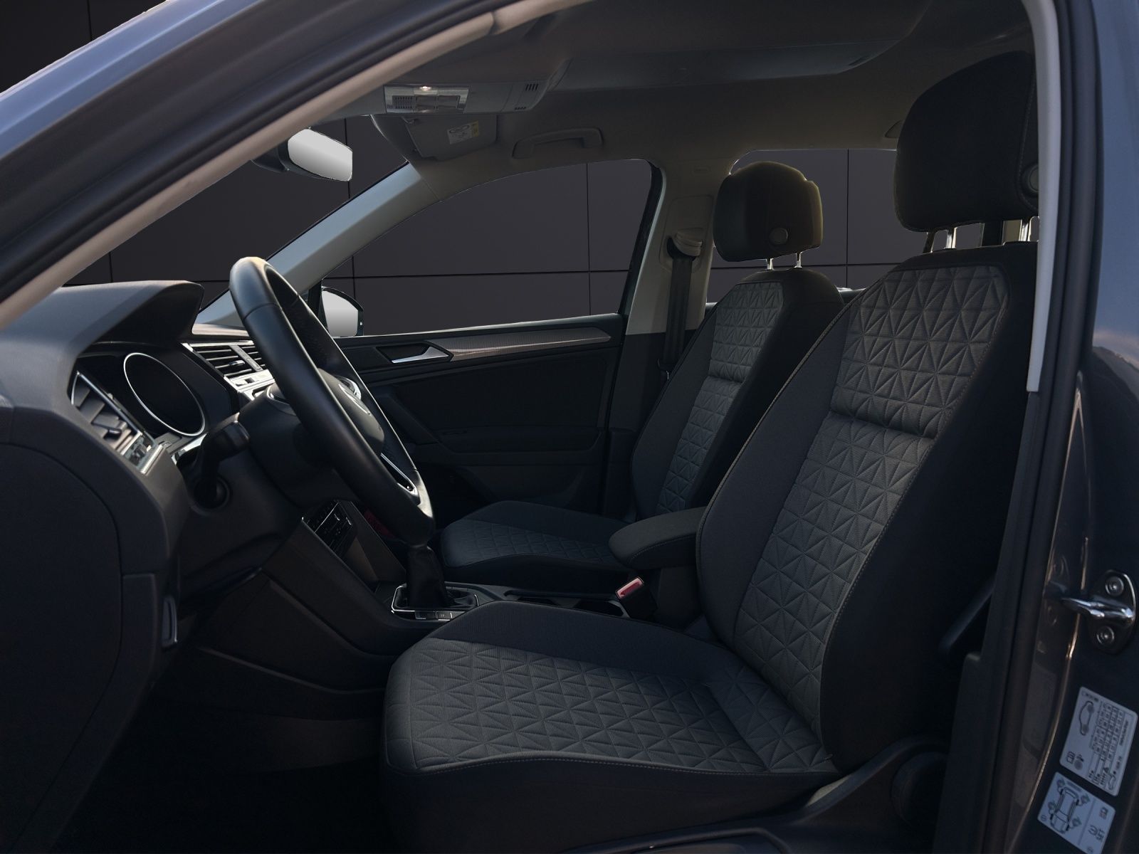 Fahrzeugabbildung Volkswagen Tiguan TSI Life LED ACC SH LRHzg PDC 18" WeConne