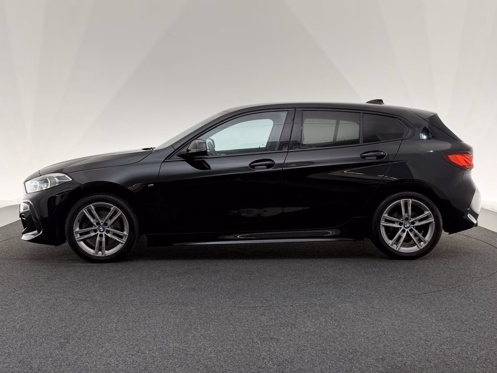 BMW 118i Lim.*M SPORT*SHADOW-LED-SHZ-PDC-TEMPO-WLAN