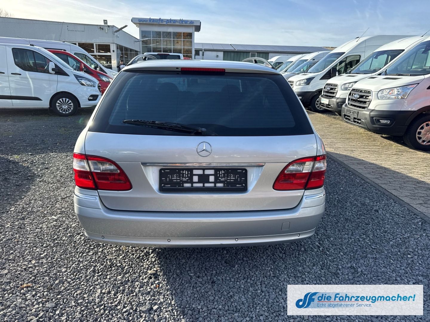 Fahrzeugabbildung Mercedes-Benz E 240 Navi Bi-Xenon Klimaautom e-Sitze *EXPORT