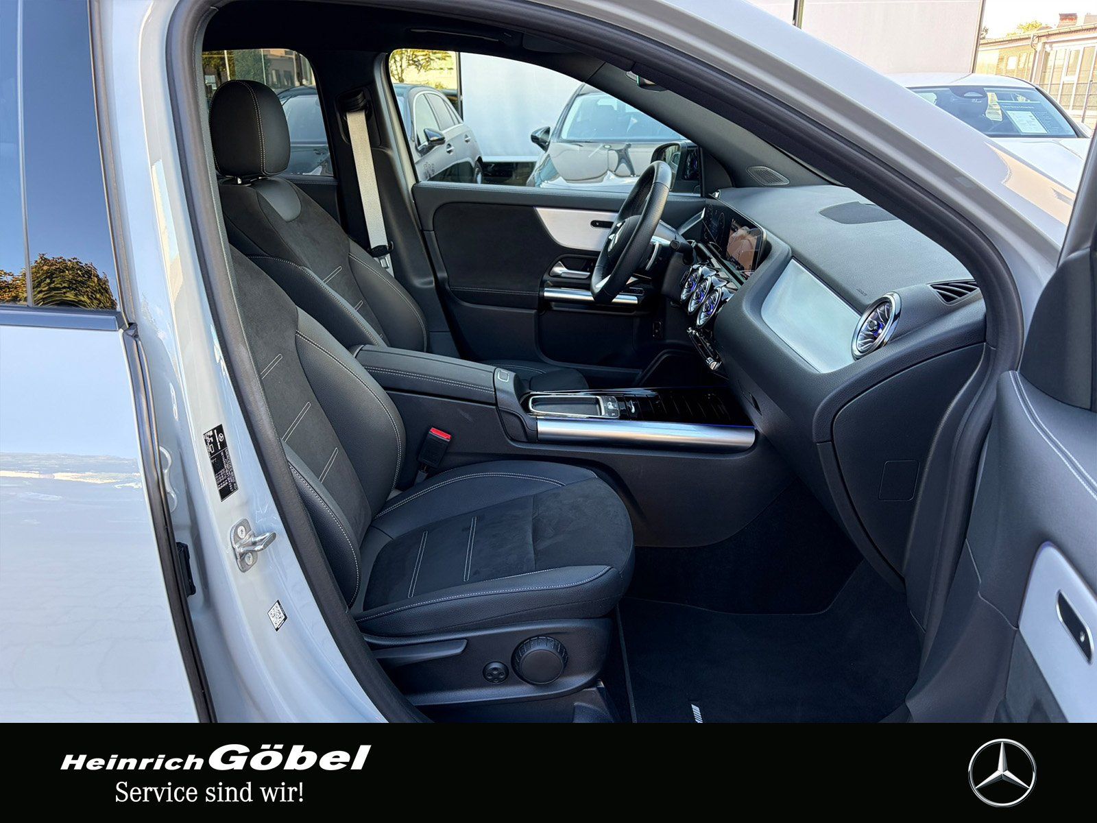 Fahrzeugabbildung Mercedes-Benz GLA 200 AMG*PANO*AHK*20ZOLL*FAP*APPLECAR-PLAY*