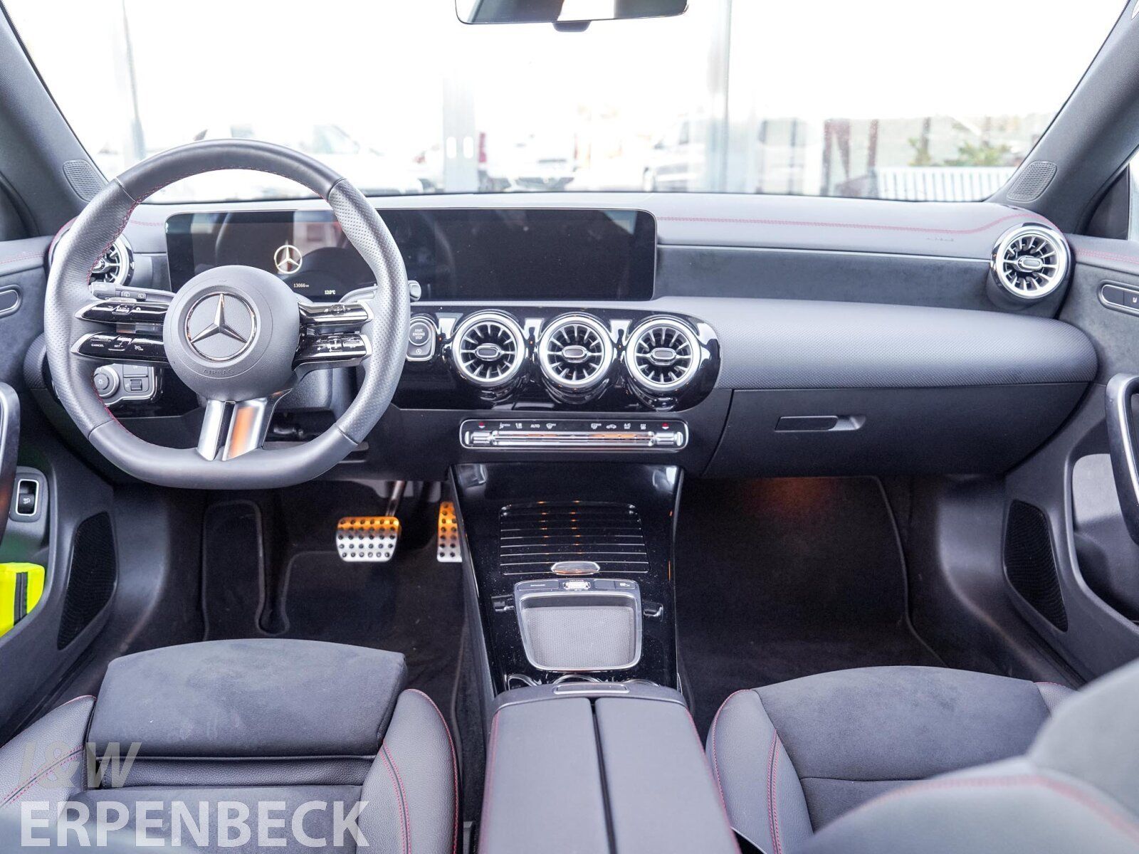 Fahrzeugabbildung Mercedes-Benz CLA 200 SB AMG 360° FAP Pano Night Distr Std.Hz.