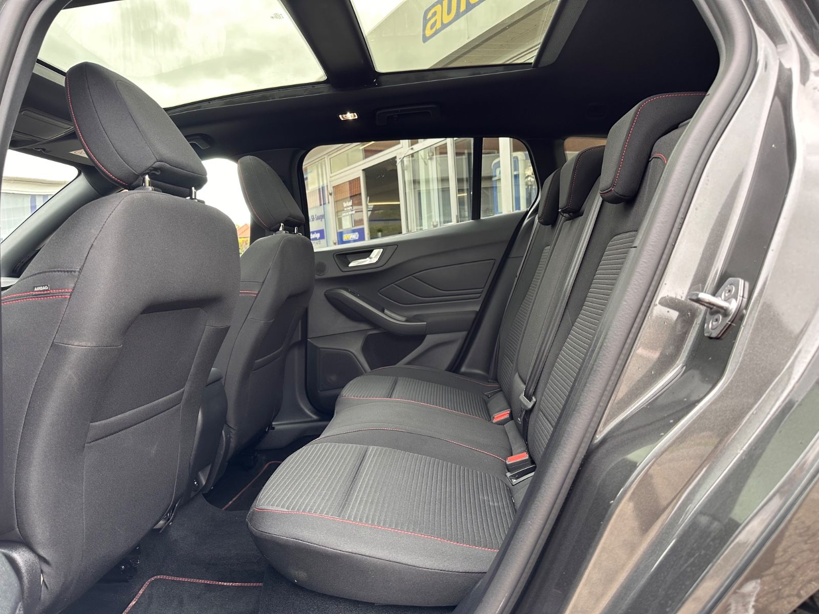 Fahrzeugabbildung Ford Focus Turnier ST-Line X 1.0 Pano/ACC/Matrix/Navi