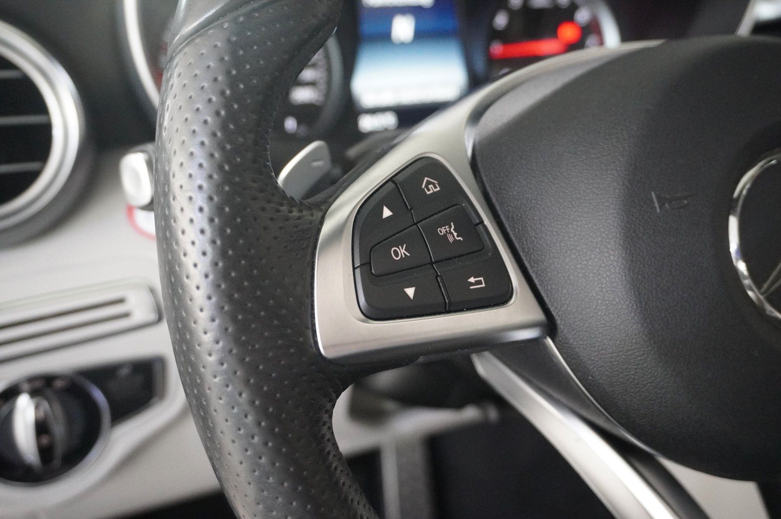 Fahrzeugabbildung Mercedes-Benz C 300 COUPE AMG LINE NAVI/LED/PANO./KAMERA/SPORT