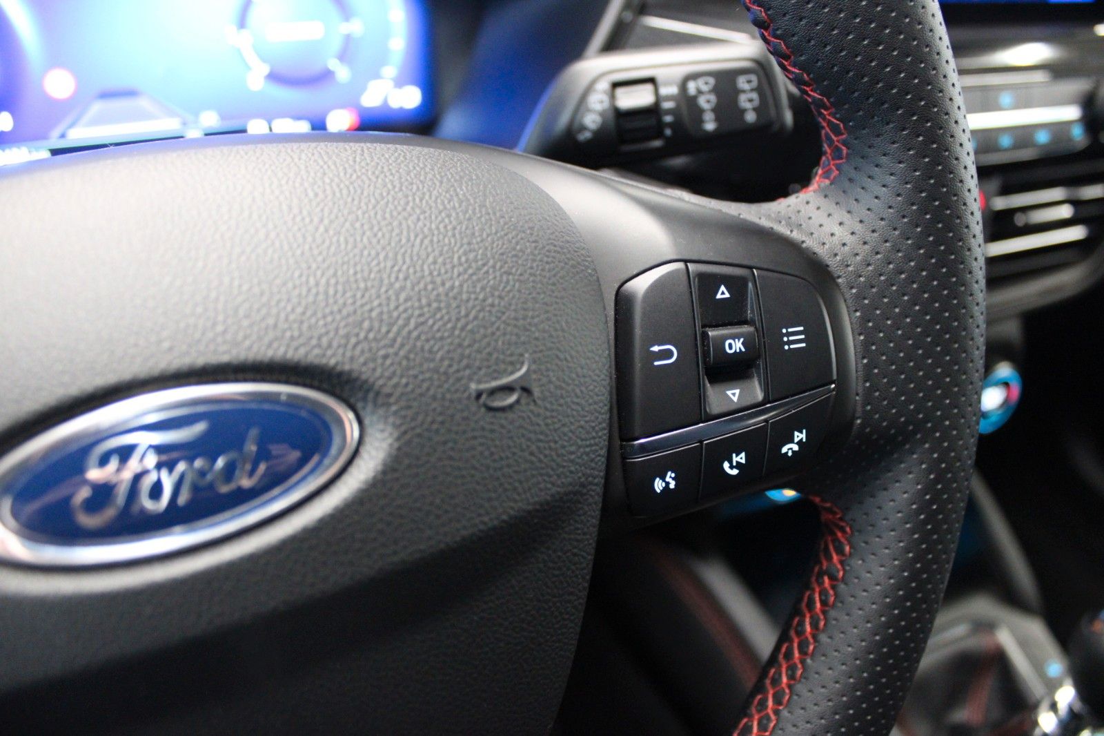 Fahrzeugabbildung Ford Kuga ST-Line X LED AHK Winter Technologie Paket