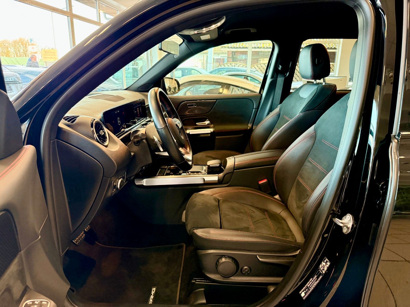 Fahrzeugabbildung Mercedes-Benz GLB 220 d AMG DISTRONIC/20Zoll/AHK/Kamera