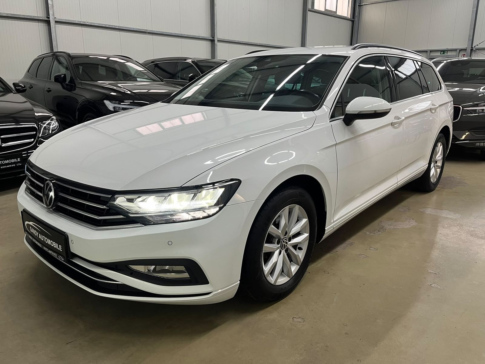 Volkswagen Passat - 1