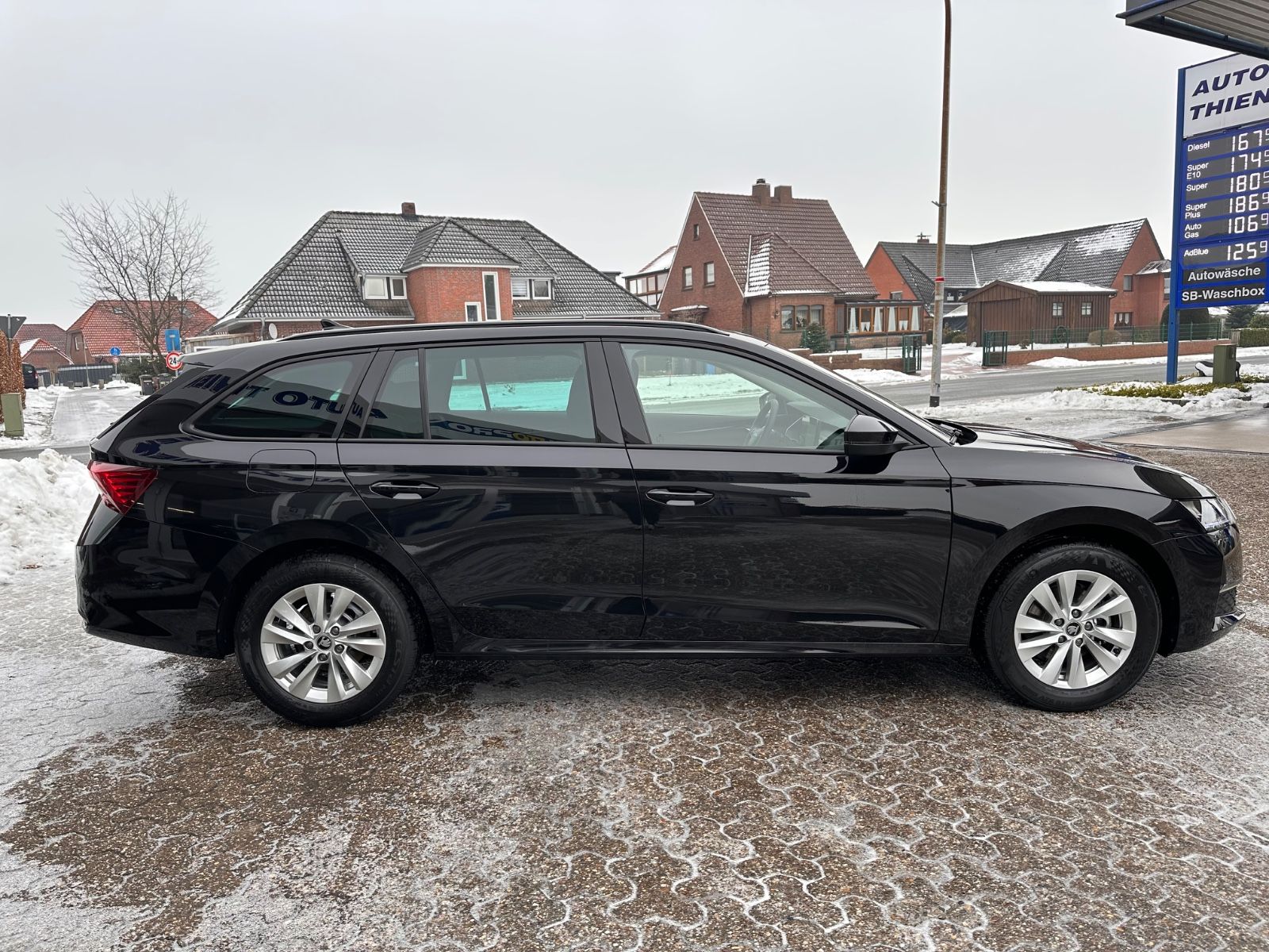 Fahrzeugabbildung SKODA Octavia Combi 1.5 TSI Selection AHK/LED/Navi/ACC