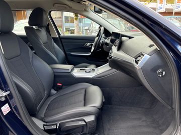 BMW 330e xDrive Touring A Head-Up DAB LED RFK Shz