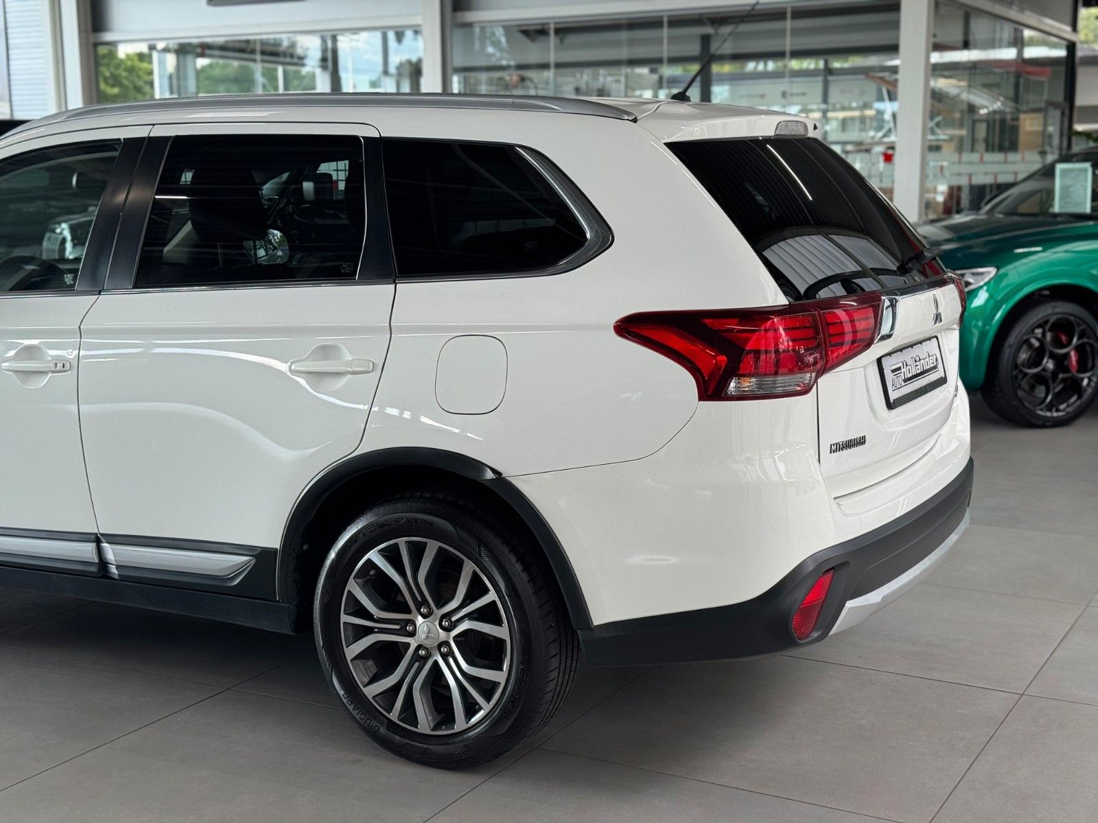 Fahrzeugabbildung Mitsubishi Outlander 2.2 DI-D Plus 4WD  NUR HÄNDLER/GEWERBE