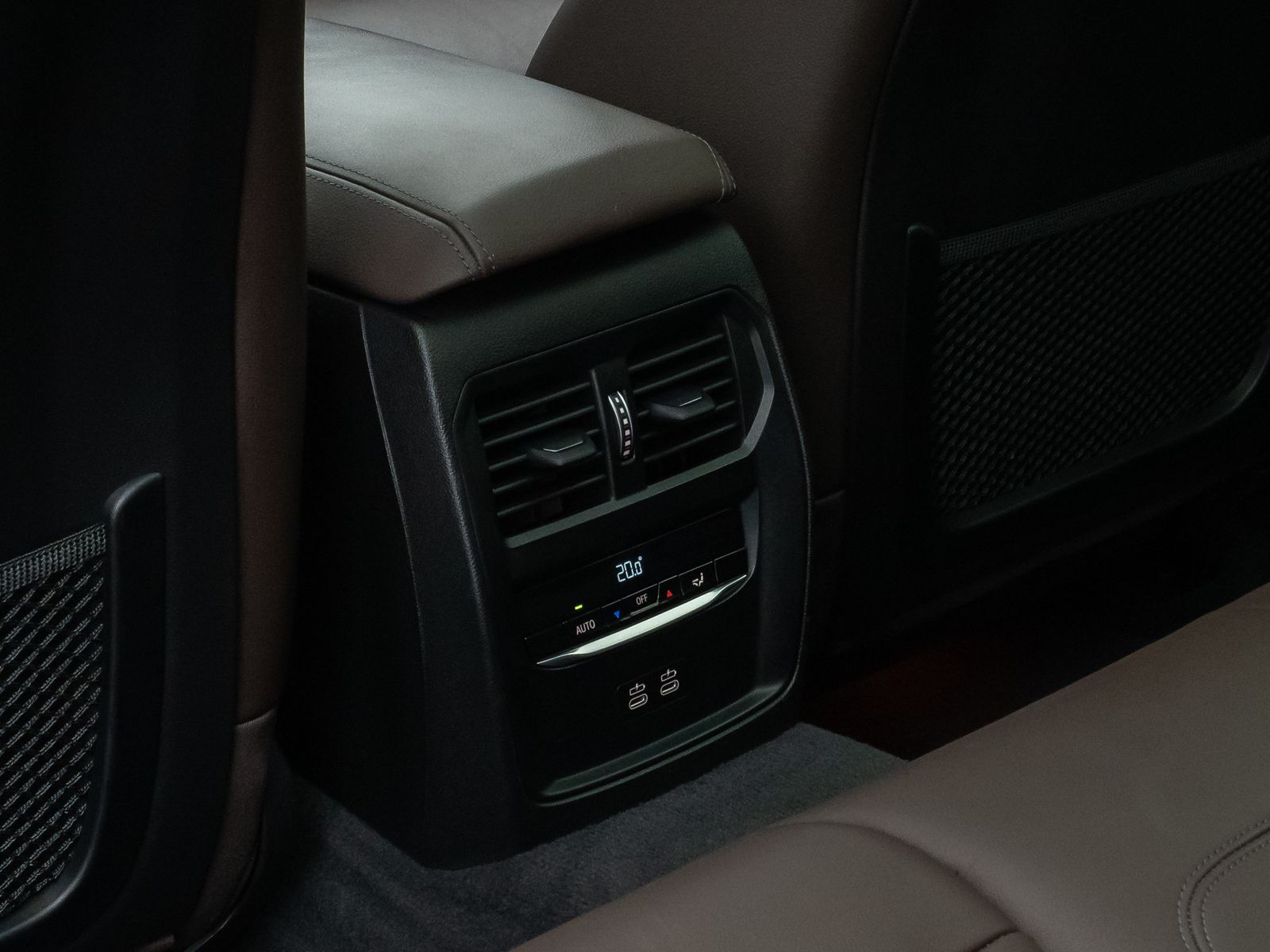 Fahrzeugabbildung BMW 330e Sport Line Panorama HUD DAB HiFi PDC Alarm