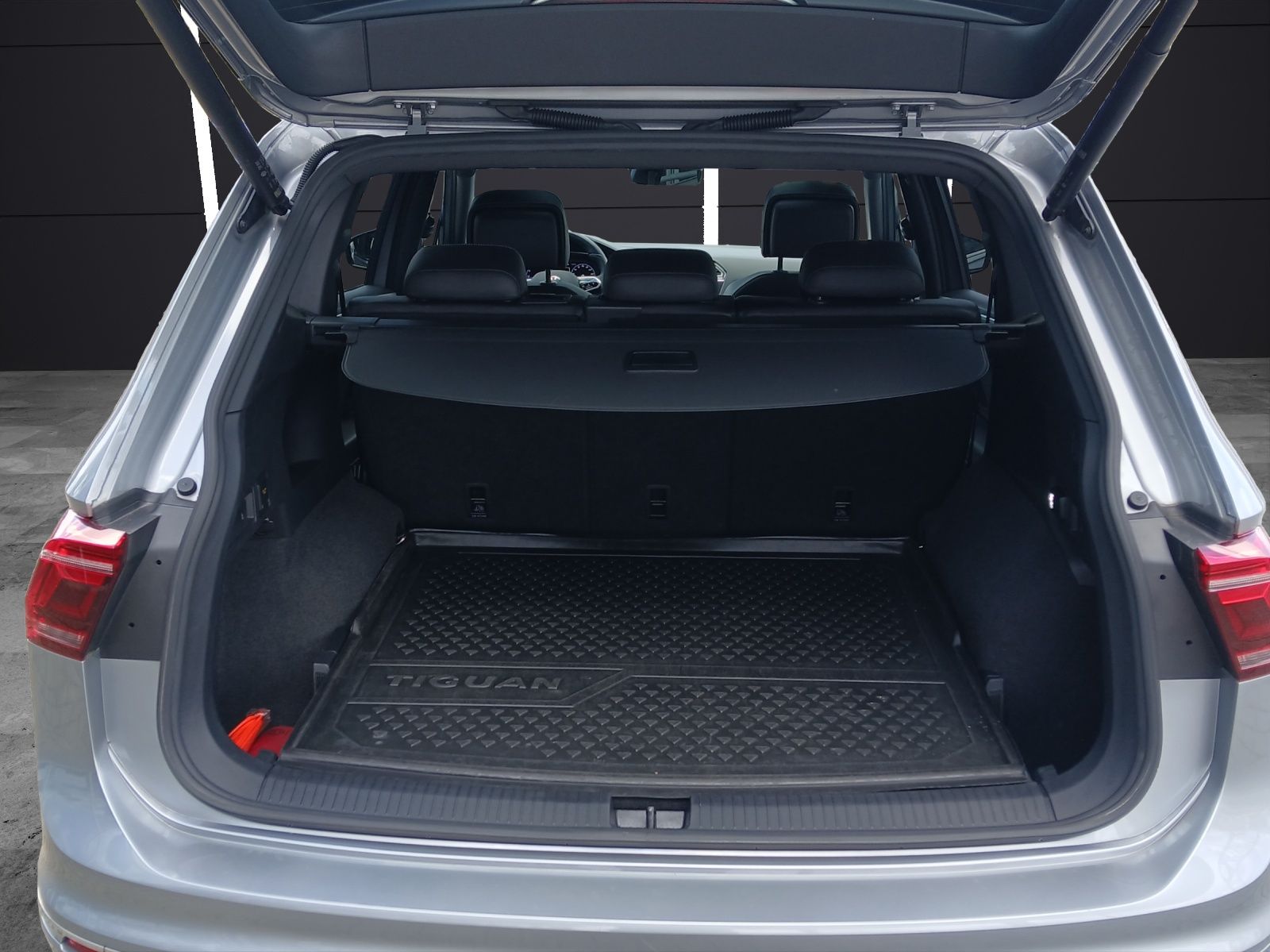 Fahrzeugabbildung Volkswagen Tiguan Allspace TSI R-Line DSG 4M IQ.Light Navi