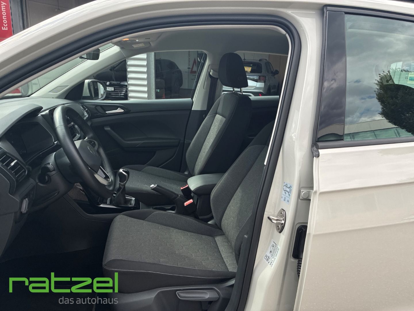 Fahrzeugabbildung Volkswagen T-Cross Life 1.0 l TSI AHK-abnehmbar Navi LED AC