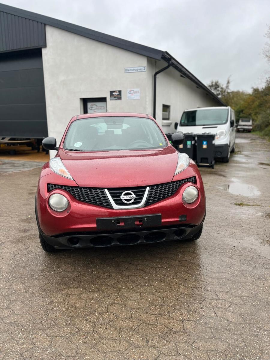 Nissan Juke 2012 — rear view