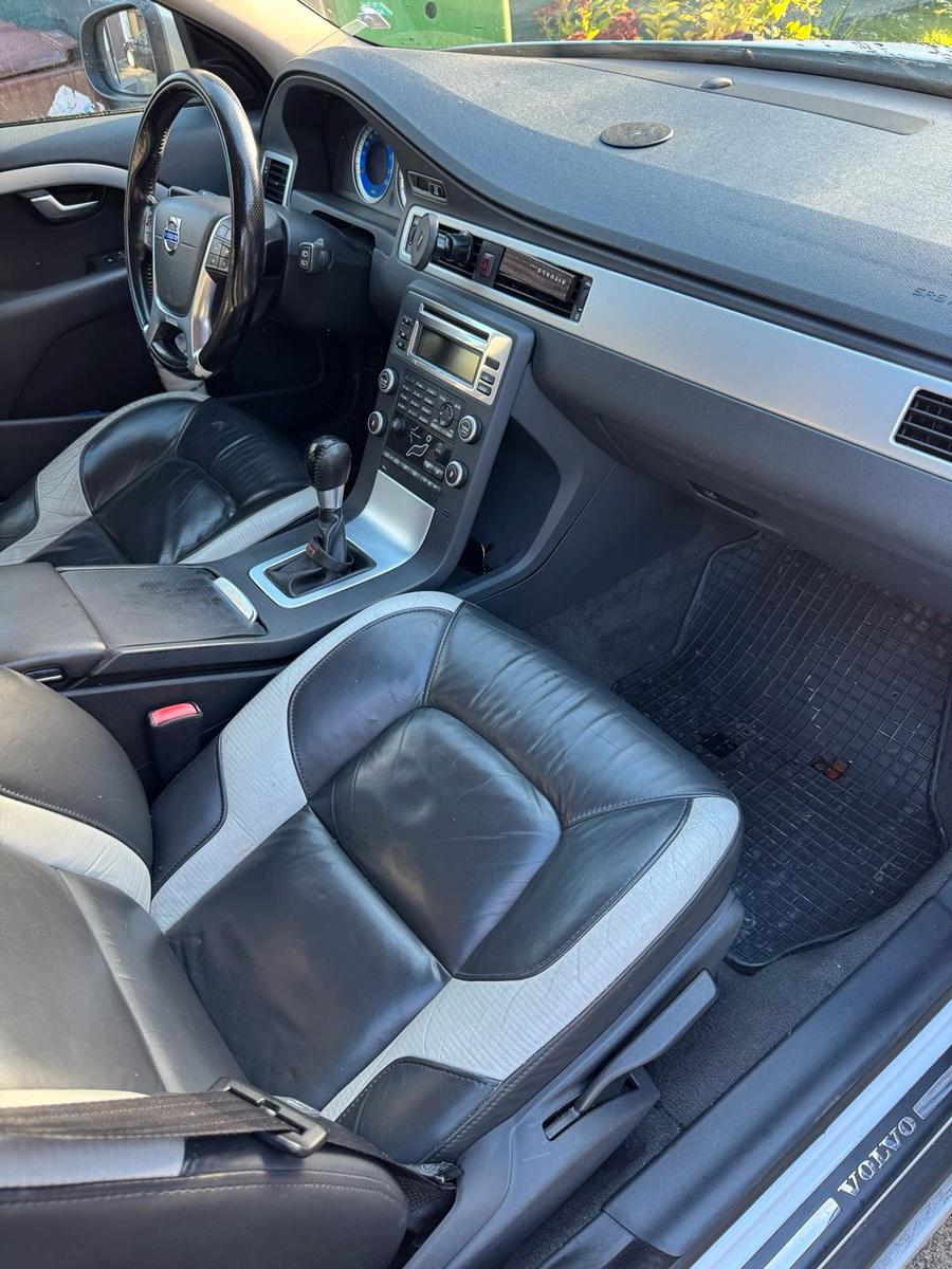 Volvo V70 2010 — photo 7
