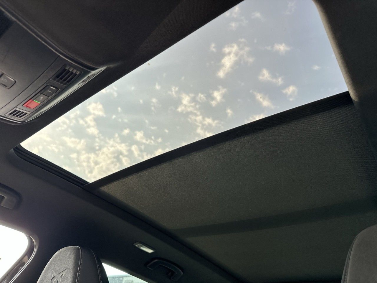 Fahrzeugabbildung CUPRA Ateca 2.0 TSI 221 kW (300 PS) 7-Gang DSG 4Drive - mit KI generiert/bearbeitet