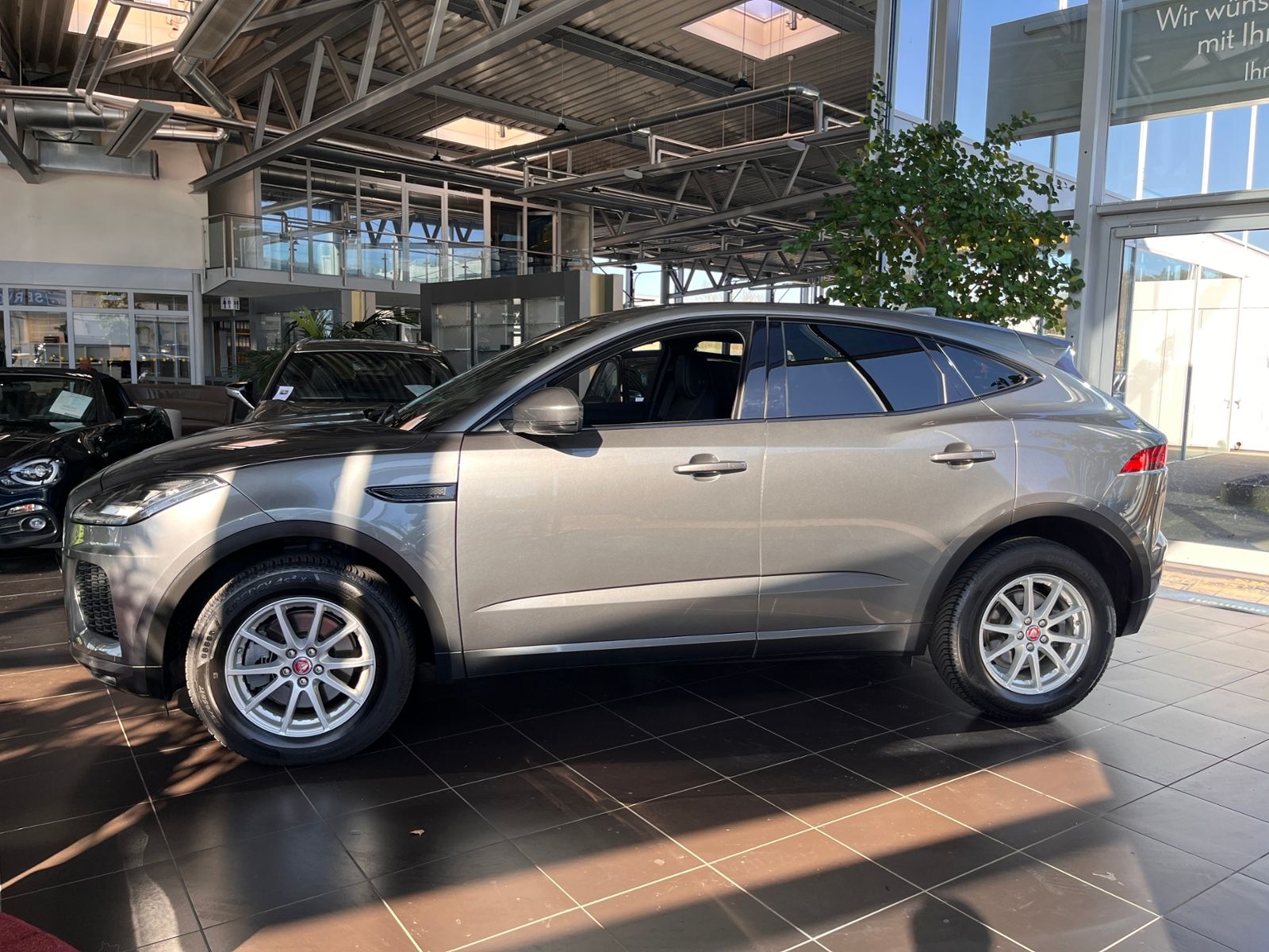 Fahrzeugabbildung Jaguar E-PACE P200 R-Dynamic AWD AHK BLACK PACK ACC