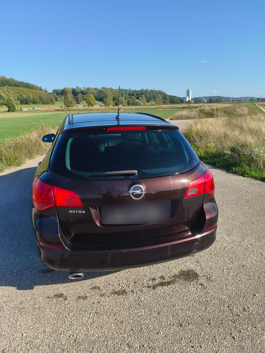 Opel Astra 2011 — rear view