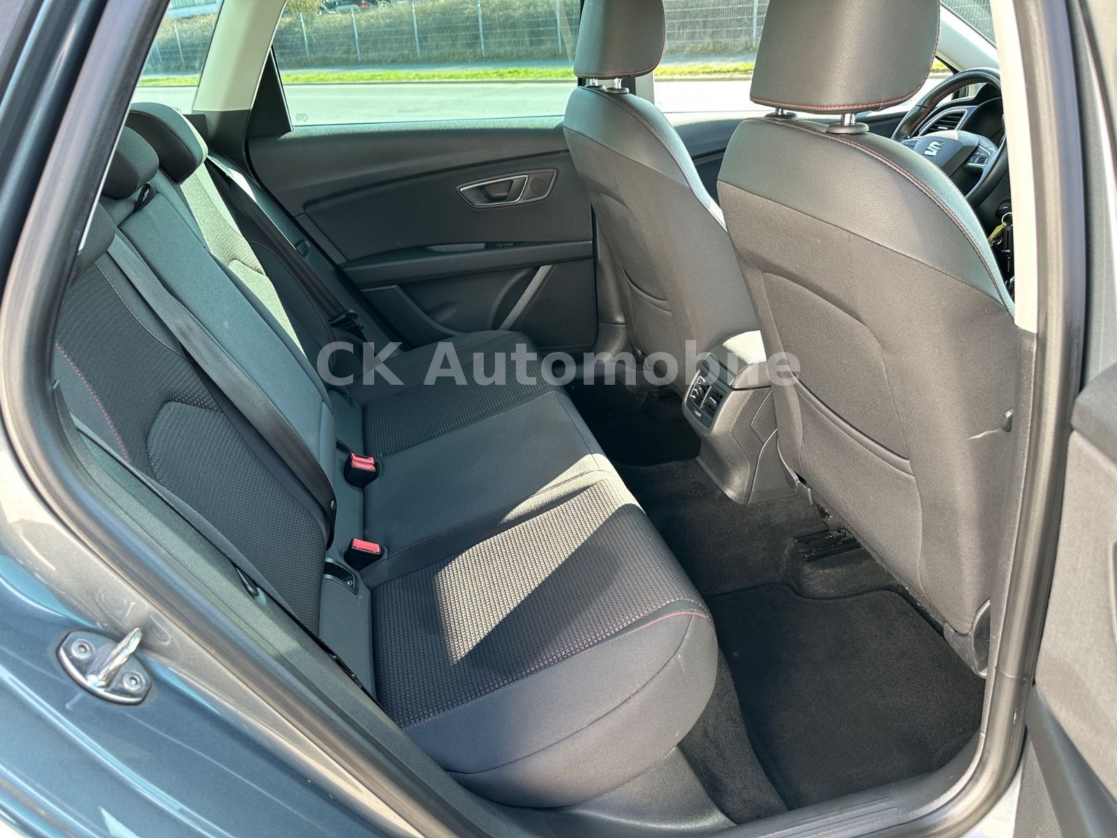 Fahrzeugabbildung SEAT Leon ST 1.5 TSI FR/Navi/Klima/LED/Tempomat/PDC
