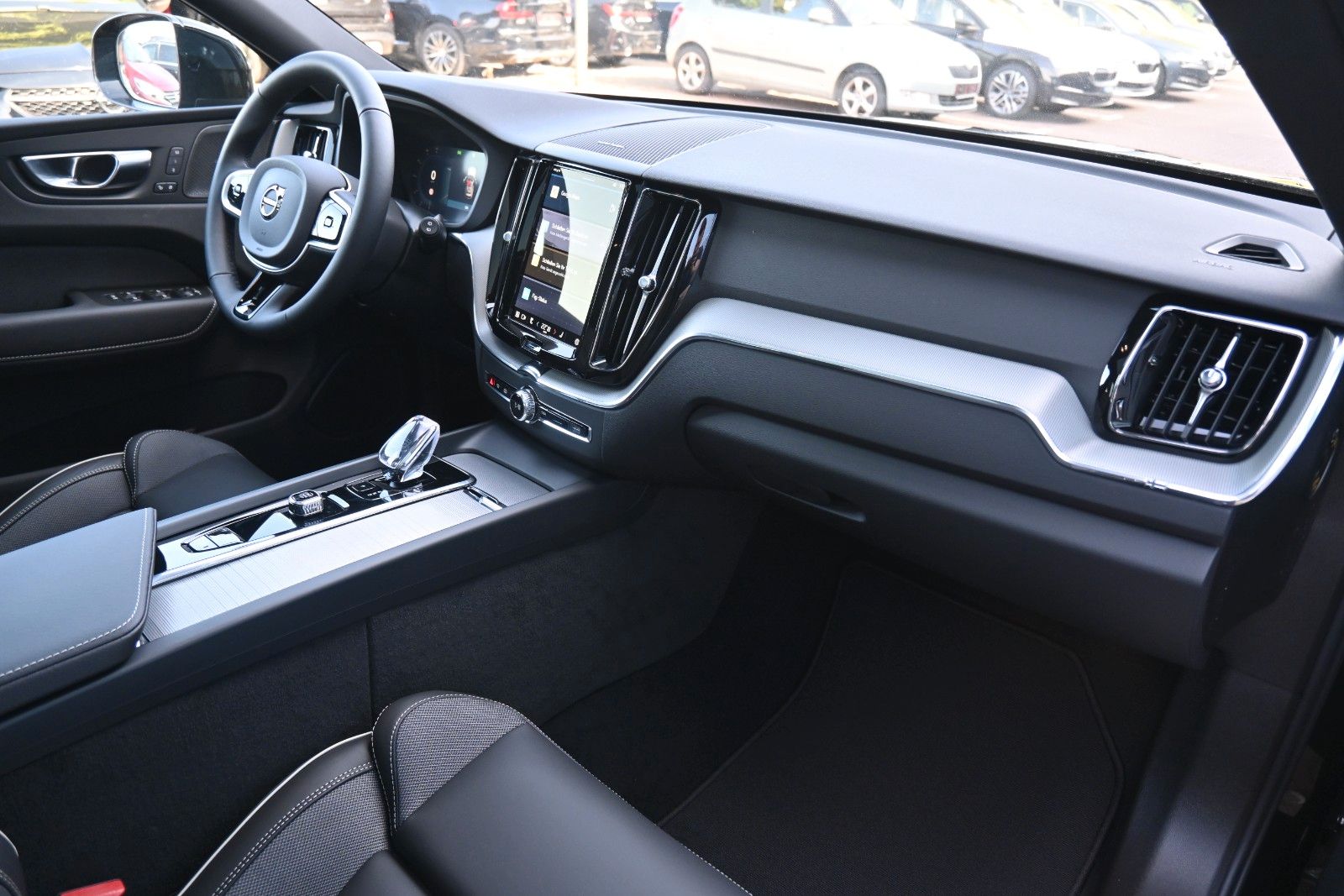 Fahrzeugabbildung Volvo XC60 B5 AWD Plus Dark*PANO*H&K*LUFT*LED*360°