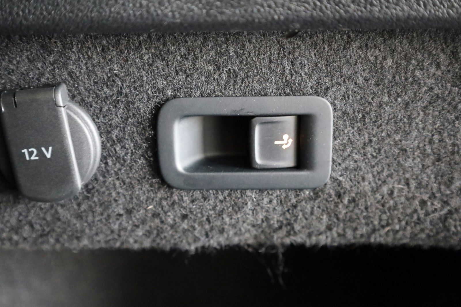 Fahrzeugabbildung Volkswagen Passat Variant DSG Navi,LED,ACC,SH,PDC.AHK,SR+WR