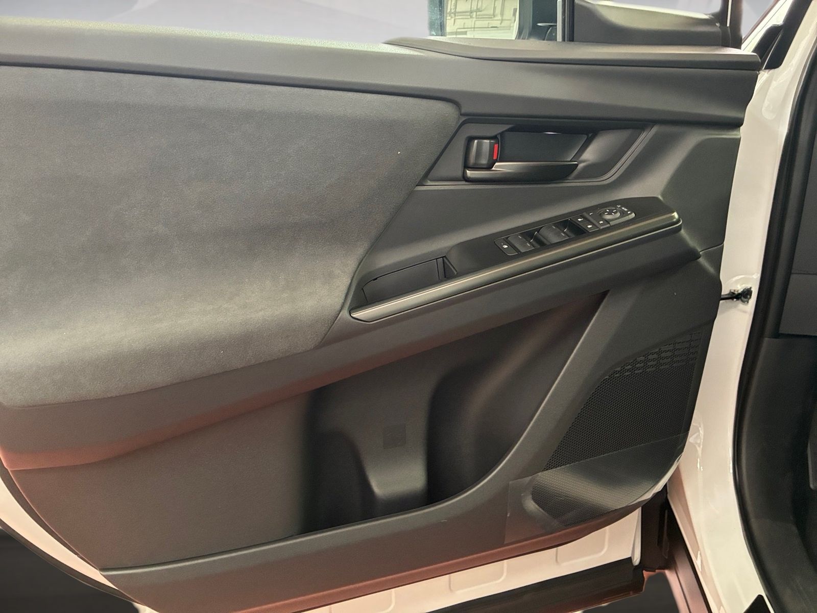 Fahrzeugabbildung Toyota C-HR+ Lounge 4x4 AWD 77KW, 360,Navi,SHZ,el.Heck