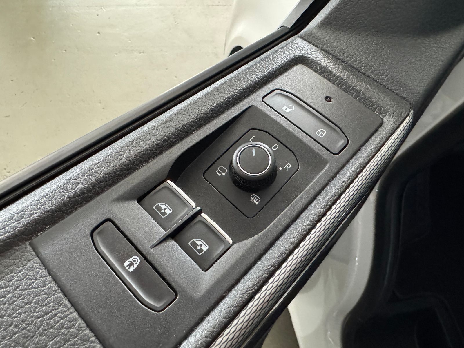 Fahrzeugabbildung Volkswagen T6.1 4M DSG IQ.DRIVE INDIVIDUAL EDITION 6-SITZER