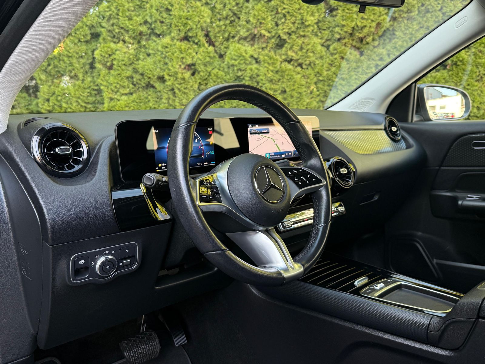 Fahrzeugabbildung Mercedes-Benz GLA 180 7G LED+MBUX+VIRT+SHZ+KAM+PARK+T-LEDER+
