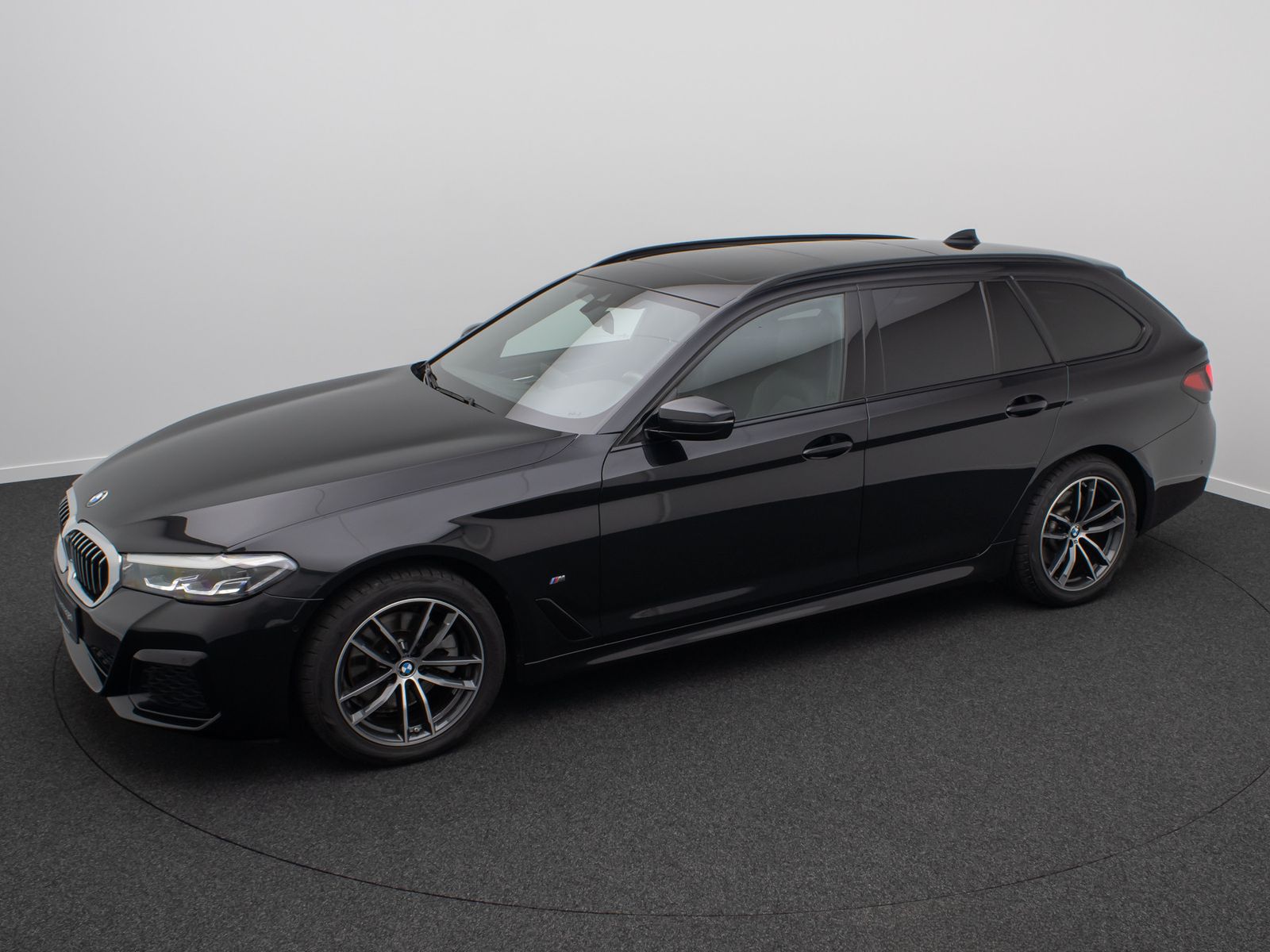 Fahrzeugabbildung BMW 520d xD M Sport Panorama Kamera DAB H/K Alarm