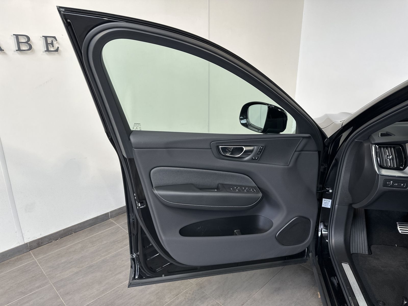 Fahrzeugabbildung Volvo XC60 T6 Hybrid AWD R-Design NAV+LED+AHK+PANO+ACC