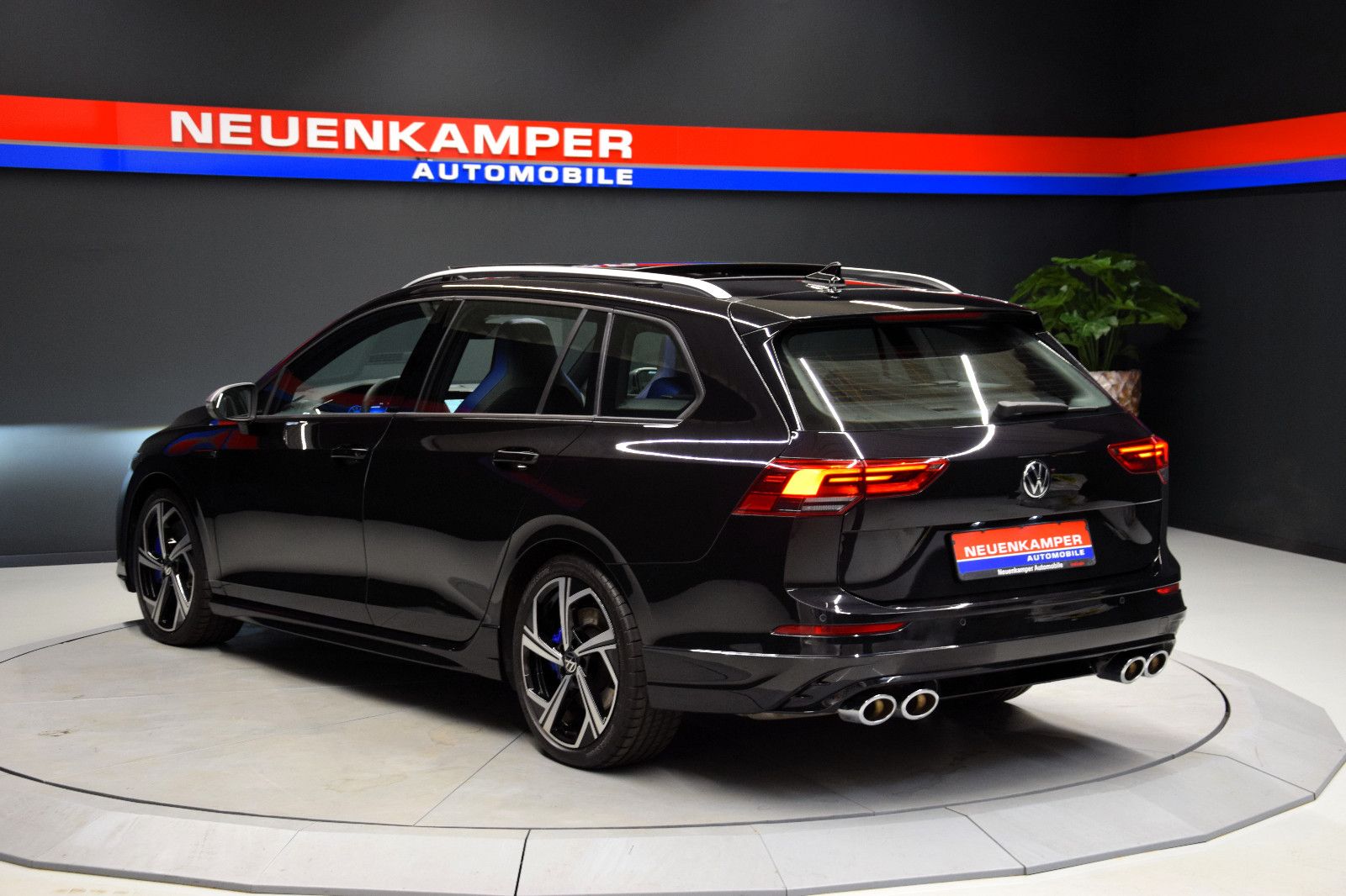 Fahrzeugabbildung Volkswagen Golf VIII Variant R 4Motion Pano ACC Sitzbel.