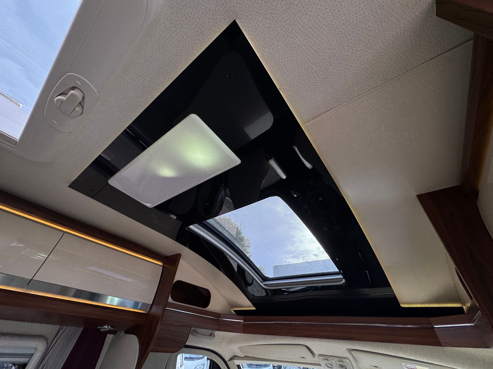 Fahrzeugabbildung Hobby PREMIUM DRIVE T 70 GE MAXI ALDE SOLAR LITHIUM