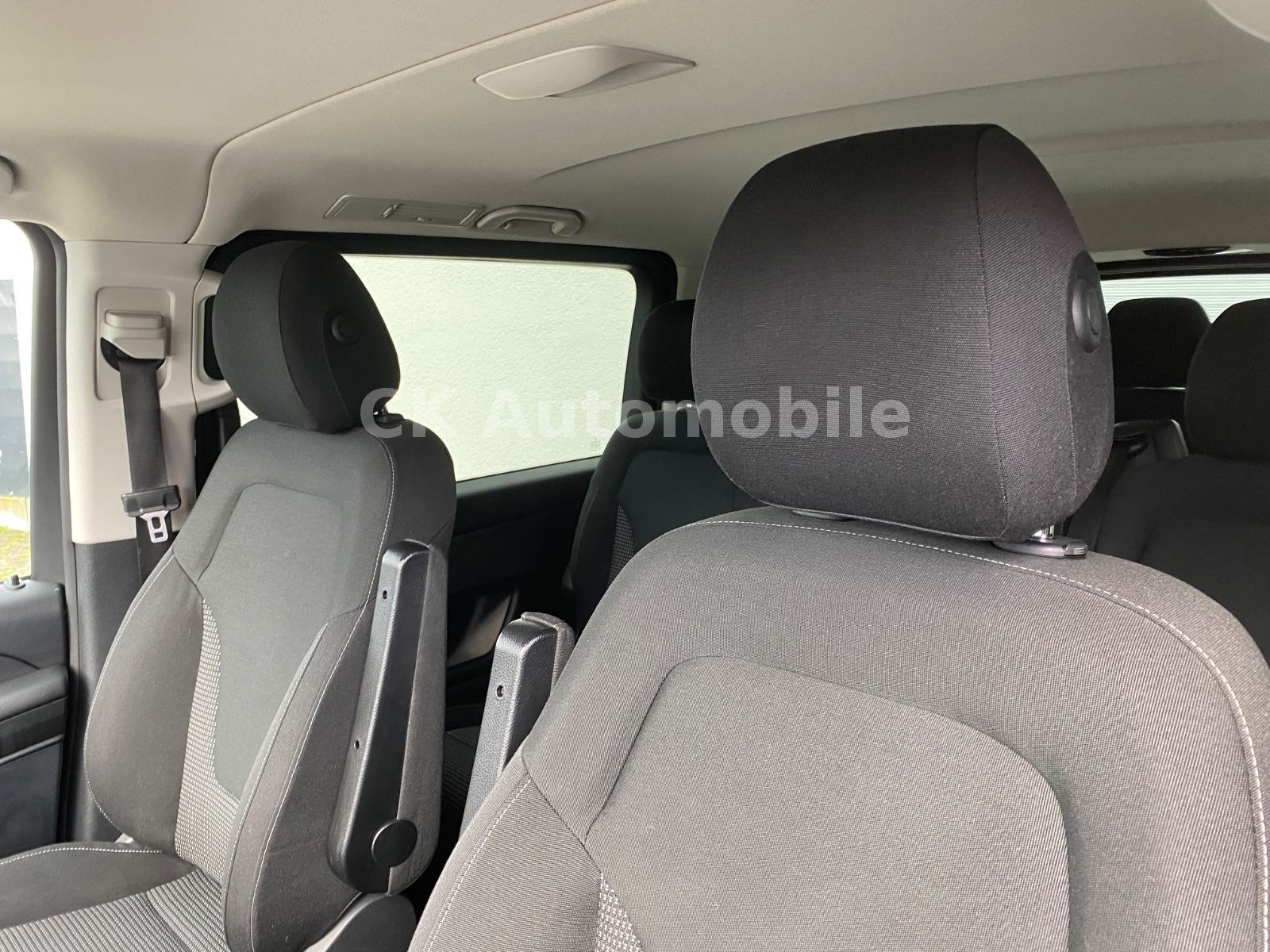 Fahrzeugabbildung Mercedes-Benz V 300d 4Matic Kompakt/AMG-Line/8 Sitze/360°/AHK