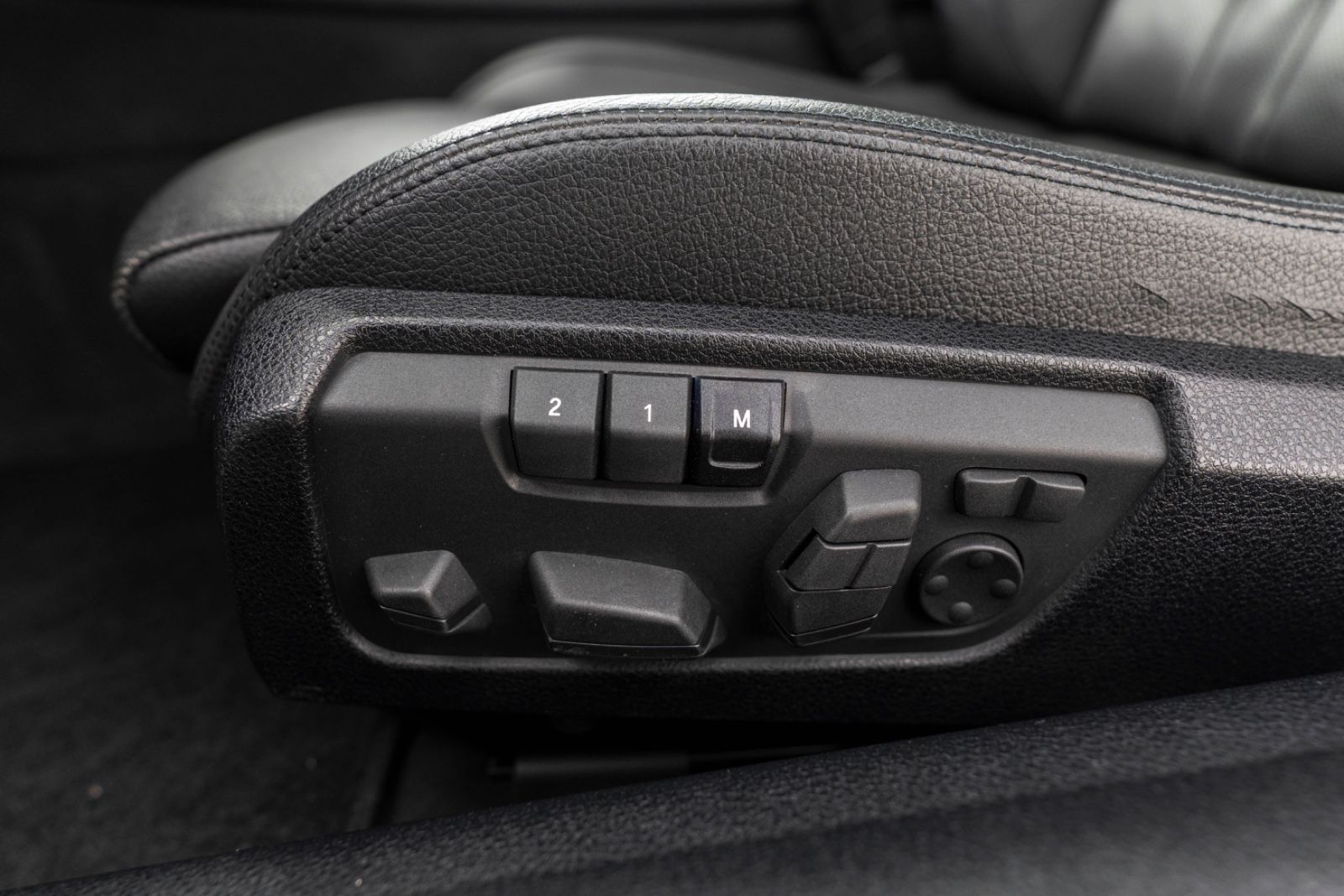 Fahrzeugabbildung BMW 640I M-SPORT B&O HUD KAM NAV ALC CARBON