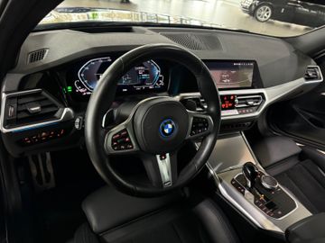 Fahrzeugabbildung BMW 330e xD M Sport Panorama Kamera HUD HiFi AHK 19"