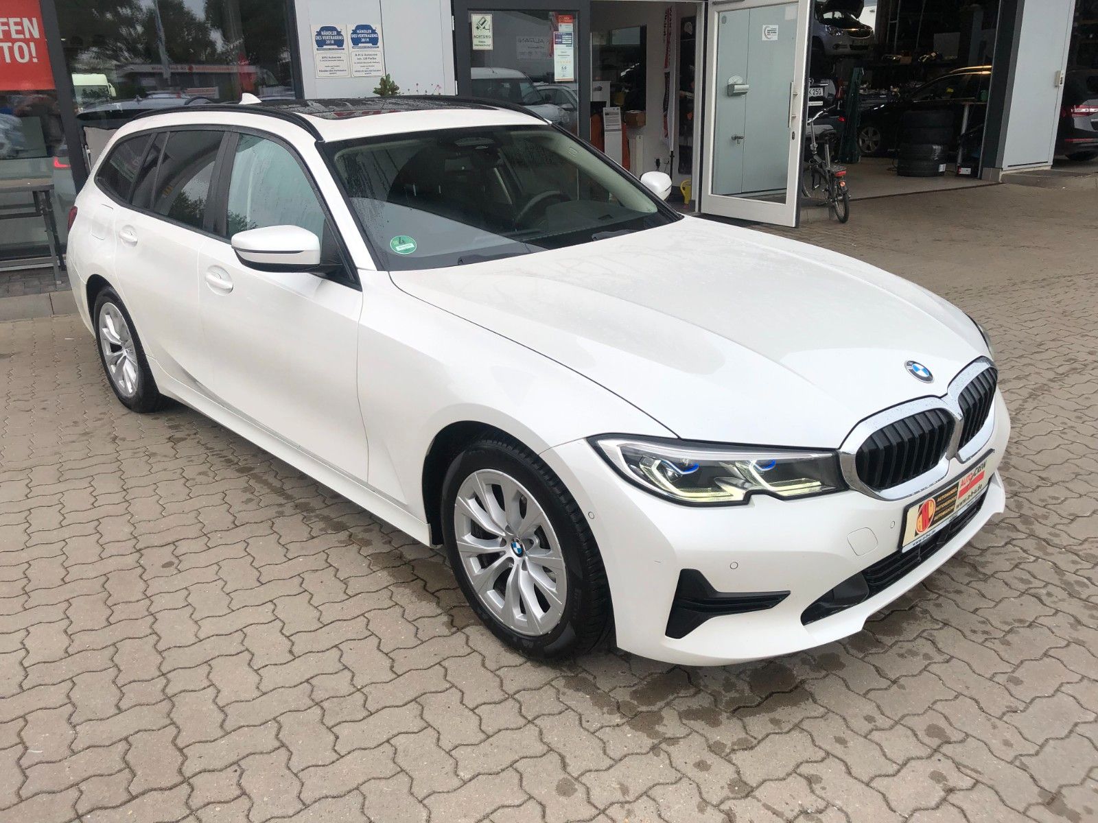 Fahrzeugabbildung BMW 320 d Touring Advantage Panoramadach