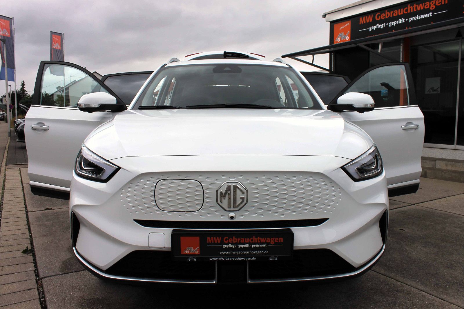 Fahrzeugabbildung MG ZS EV Luxury 5d ACC PANO LED NAVI PDC 360° KAM