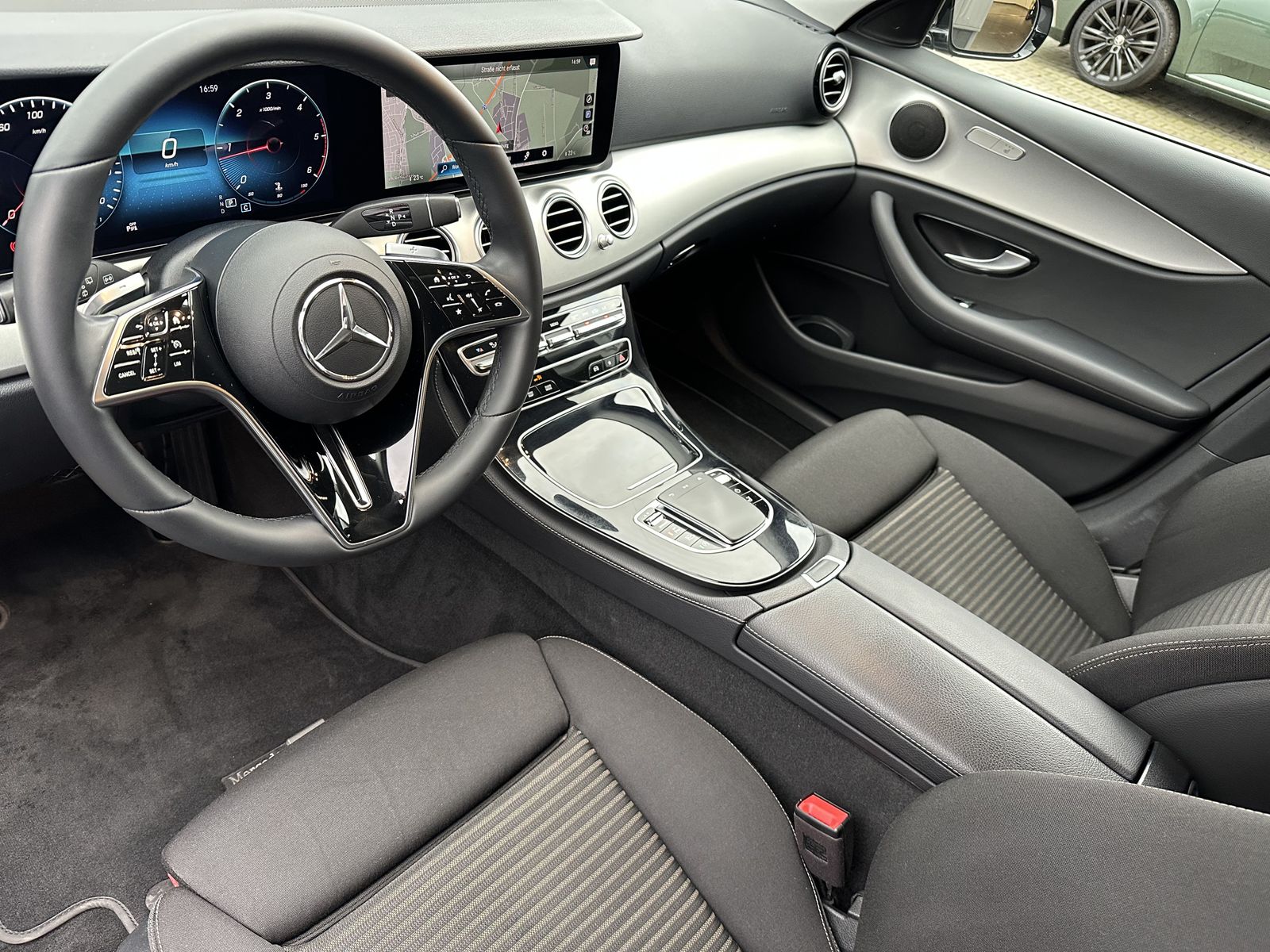 Fahrzeugabbildung Mercedes-Benz E 200d T Avantgarde NAV+LED+AHK+KAM+WIDE+CARPLAY