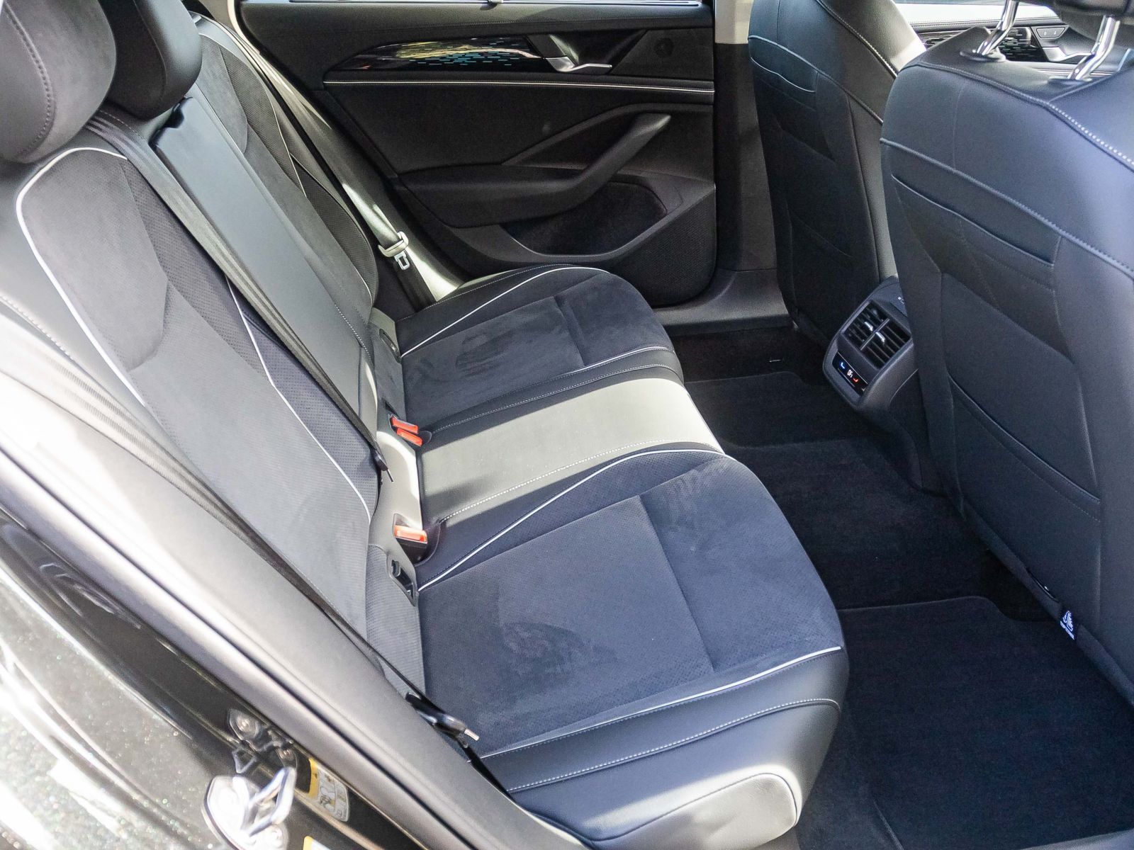 Volkswagen Passat Variant 2.0 TDI "Business" DSG Navi LED D foto 17