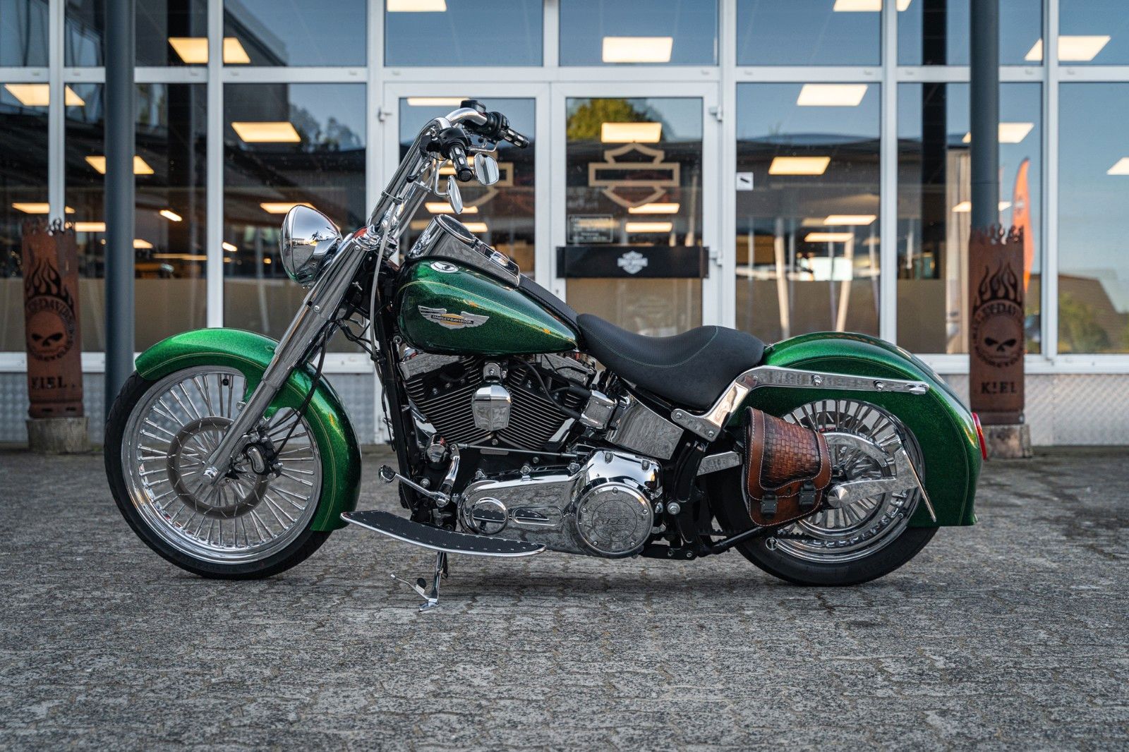 Fahrzeugabbildung Harley-Davidson FLSTN Softail Deluxe 103 - Chicano Candy Green