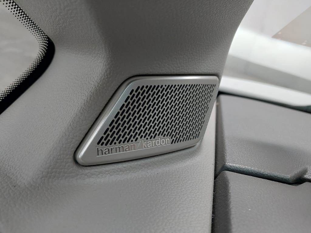 Fahrzeugabbildung Volkswagen T7 Multivan Edition lang H&k Pano vis-a-vis HuD
