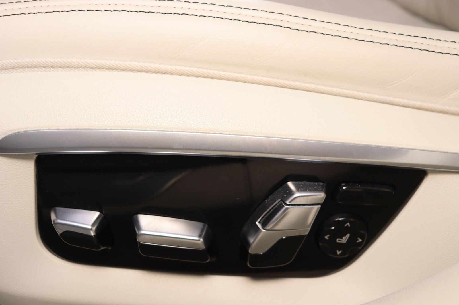 Fahrzeugabbildung BMW 750 L i xDrive M Paket Night-Vision * 4x Massage